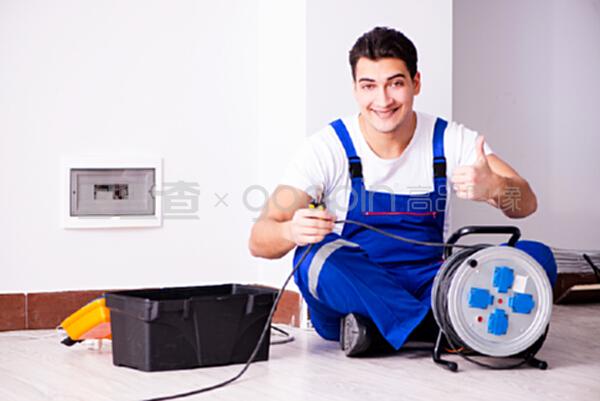 在家修理电器的人
